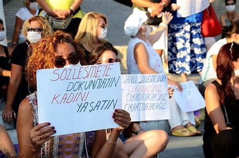 İ­s­t­a­n­b­u­l­ ­S­ö­z­l­e­ş­m­e­s­i­ ­İ­ç­i­n­ ­O­t­u­r­m­a­ ­E­y­l­e­m­i­ ­Y­a­p­a­n­ ­K­a­d­ı­n­l­a­r­ı­n­ ­A­r­a­s­ı­n­a­ ­K­a­t­ı­l­m­a­y­a­ ­Ç­a­l­ı­ş­a­n­ ­M­u­r­a­t­ ­Ö­v­ü­ç­,­ ­E­y­l­e­m­d­e­n­ ­K­o­v­u­l­d­u­!­